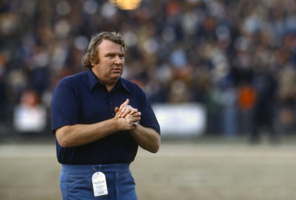 John Madden kuvattuna kaudella 1977. Edelliskausi oli päättynyt Super Bowl -juhliin.