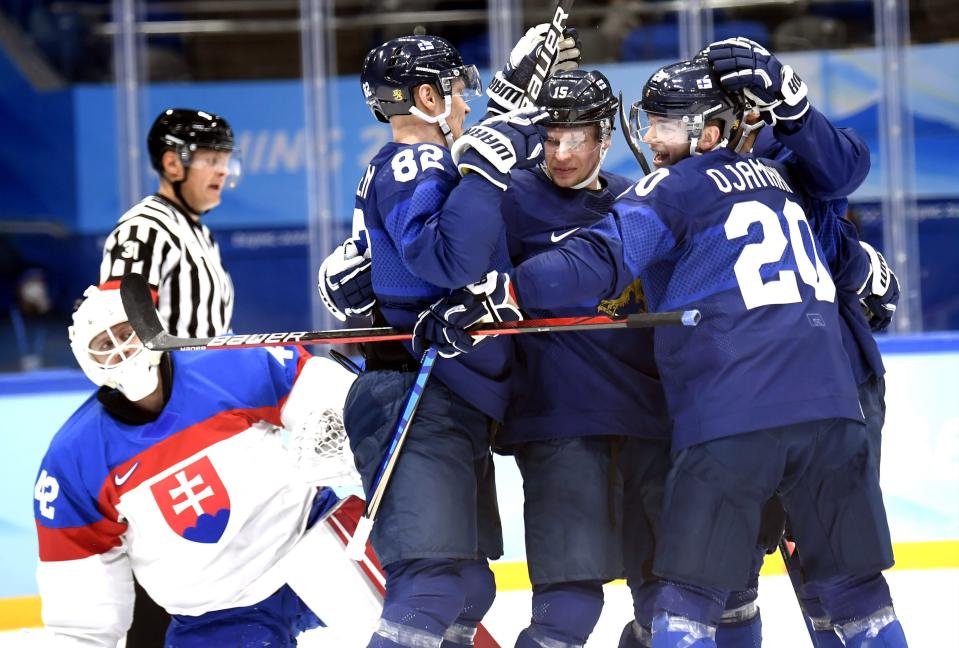 Harri Pesonen, Miro Aaltonen, Niko Ojaniemi ja Valtteri Filppula juhlivat maalia Slovakiaa vastaan.