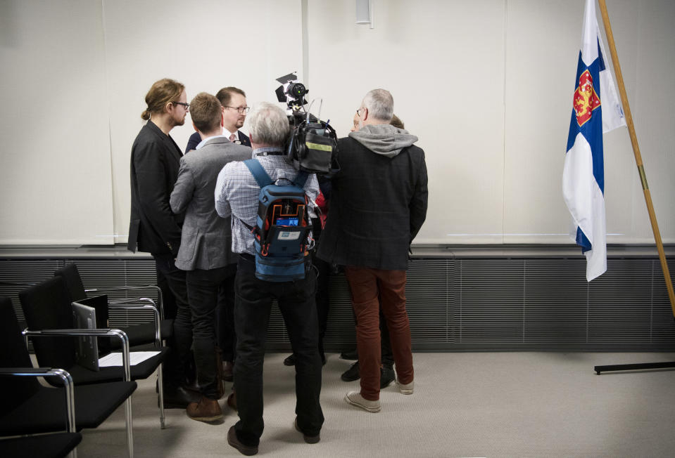 Mika Salminen hallituksen tiedotustilaisuudessa.