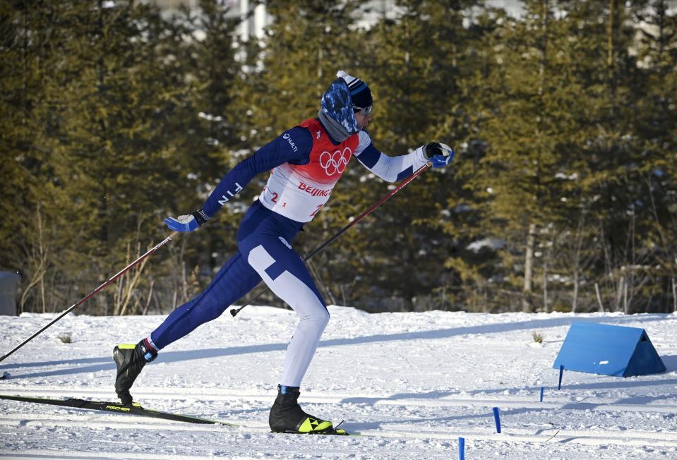 Iivo Niskanen hiihtää perinteisellä hiihtotavalla.