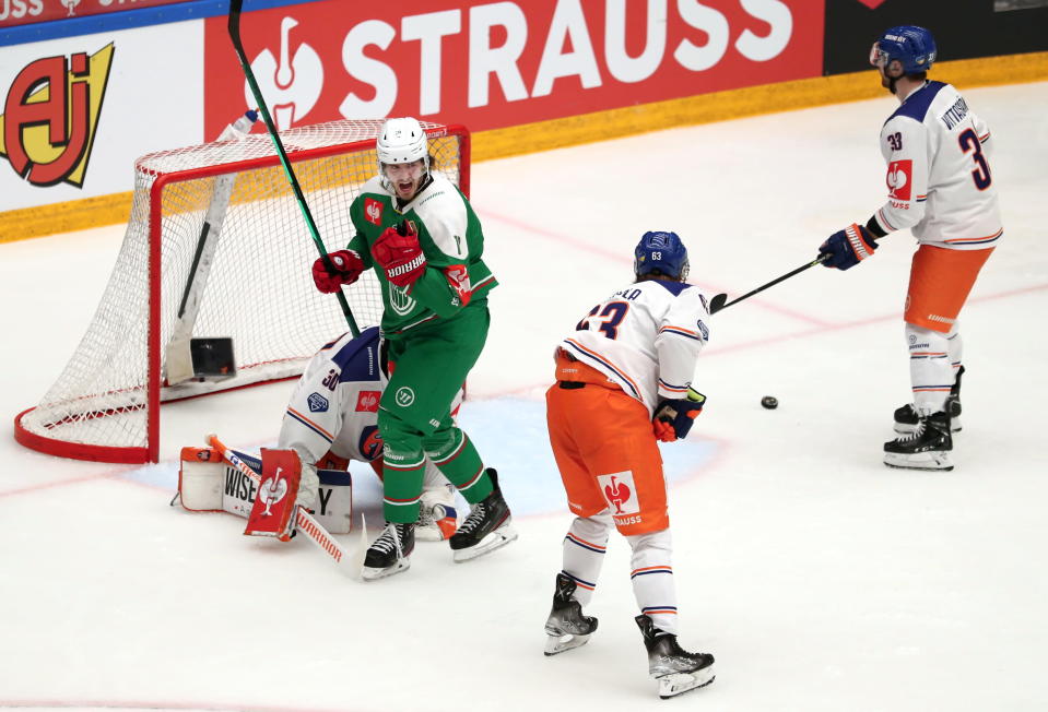 Dennis Everberg juhlii Röglen 2–0-voittomaalia CHL-finaalissa.