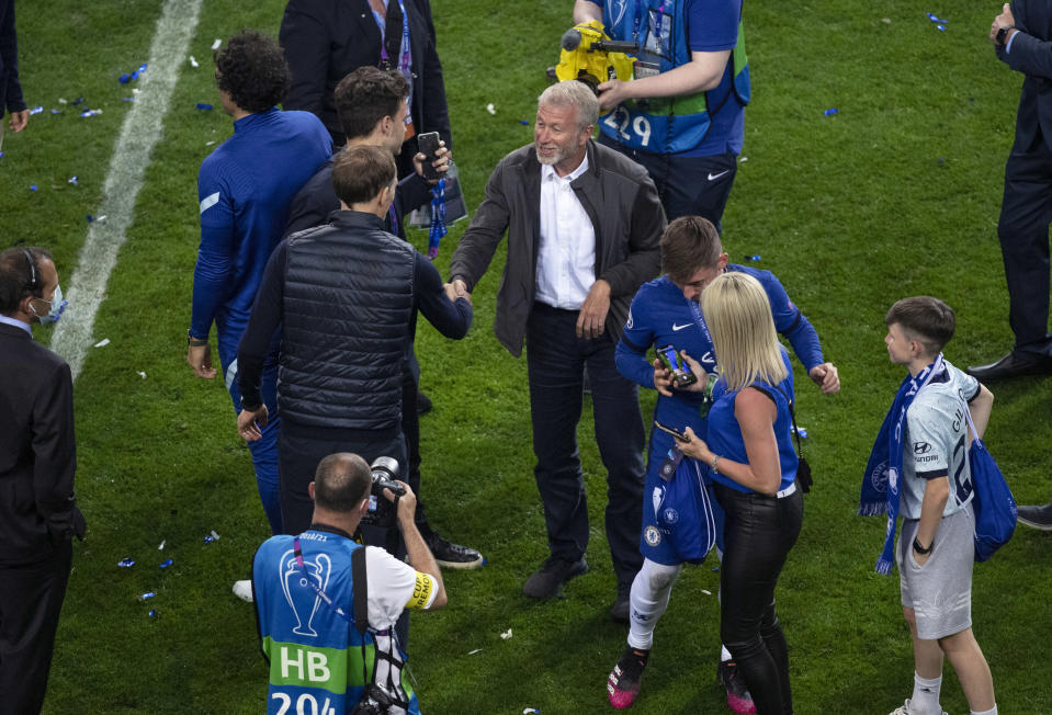 Roman Abramovitsh onnitteli saksalaispäävalmentaja Thomas Tuchelia Mestarien liigan voitosta.