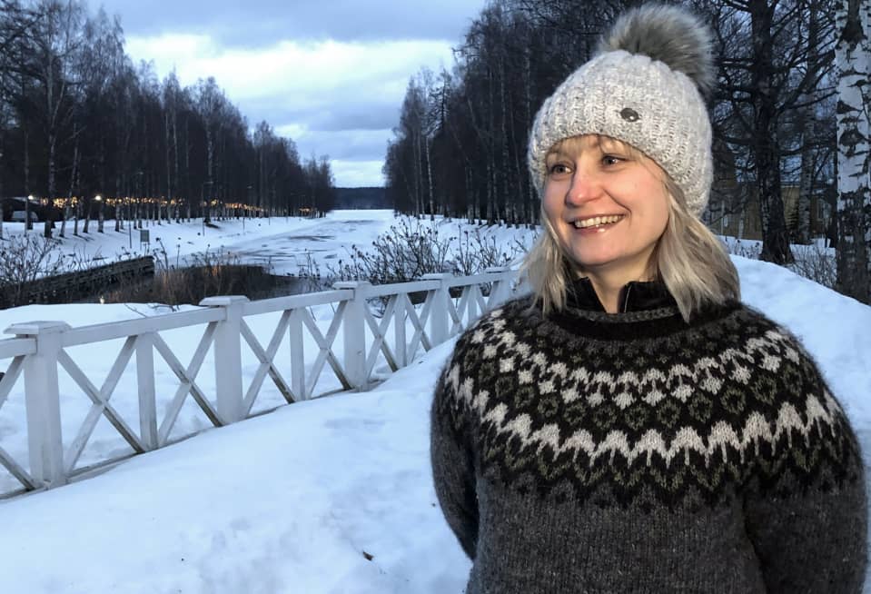 Vanhan Vääksyn kyläyhdistyksen hallituksen jäsen Ulla Riihonen seisoo hymyillen Vääksyn kanavan edustalla.