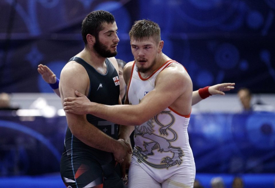 Arvi Savolainen (oik.) voitti Georgian Giorgi Barbakadzen alle 96-kiloisten sarjassa.