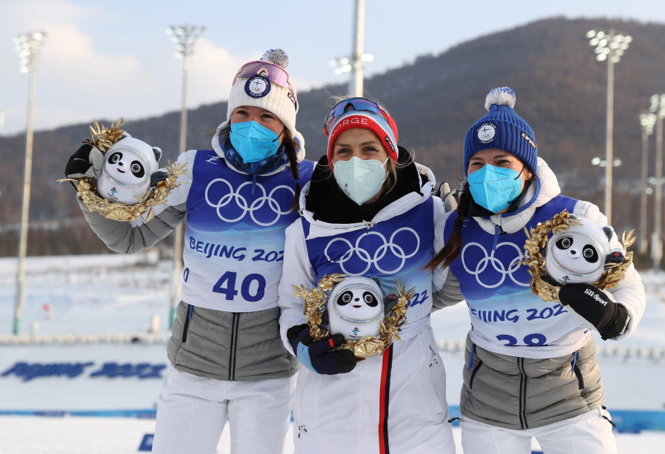 Kerttu Niskanen, Therese Johaug ja Krista Pärmäkoski poseeraavat kameroille.