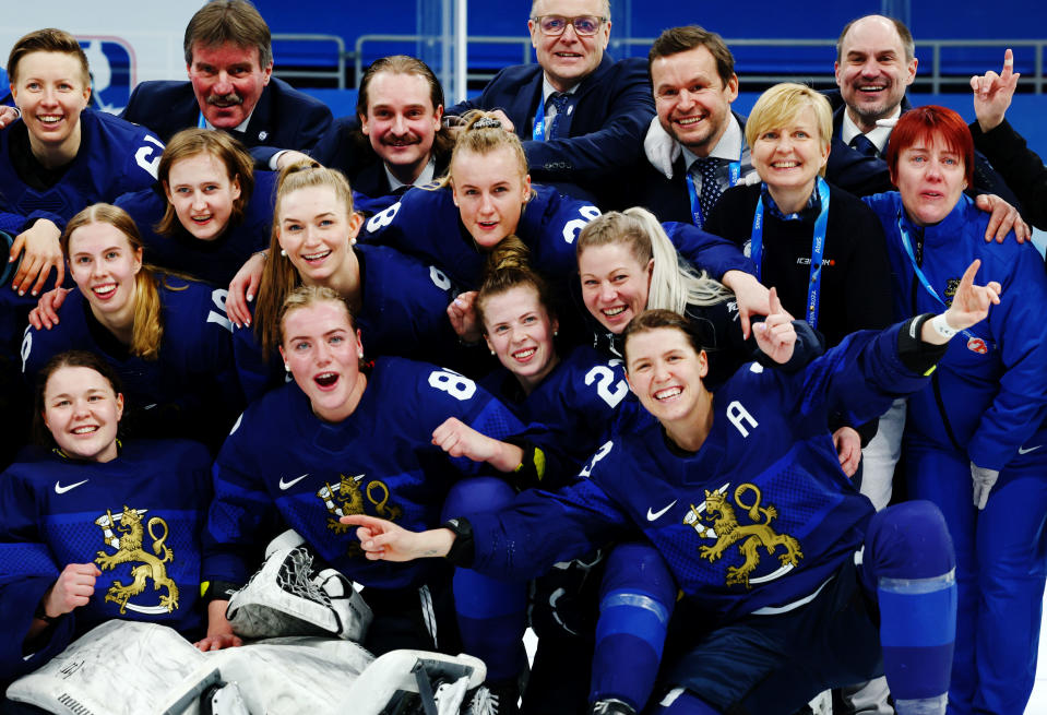 Naisleijonat juhlii pronssia.