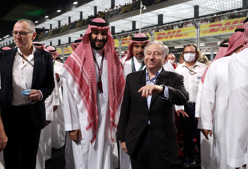 Muhammad bin Salman Saudi-Arabian GP:n varikolla Stefano Domenicalin ja Jean Todtin kanssa.