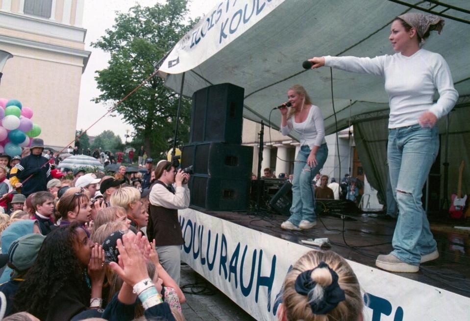 Nylon Beat Tampereen keskustorilla koulurauhan julistustilaisuudessa 2000.