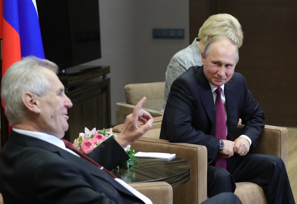 Zeman ja Putin istuvat nojatuoleissa, Zeman puhuu, Putin hymyilee. Taustalla näkyy Venäjän lippu ja Putinin takana istuu nainen, mahdollisesti tulkki.
