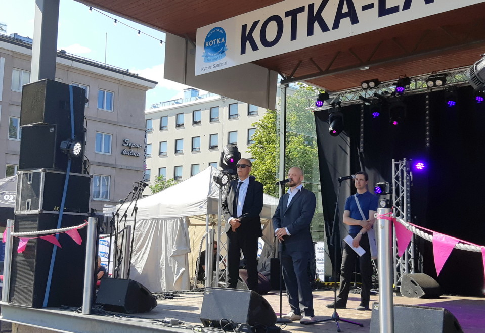 Mikko Kuoppala esiintymislavalla Kotkassa