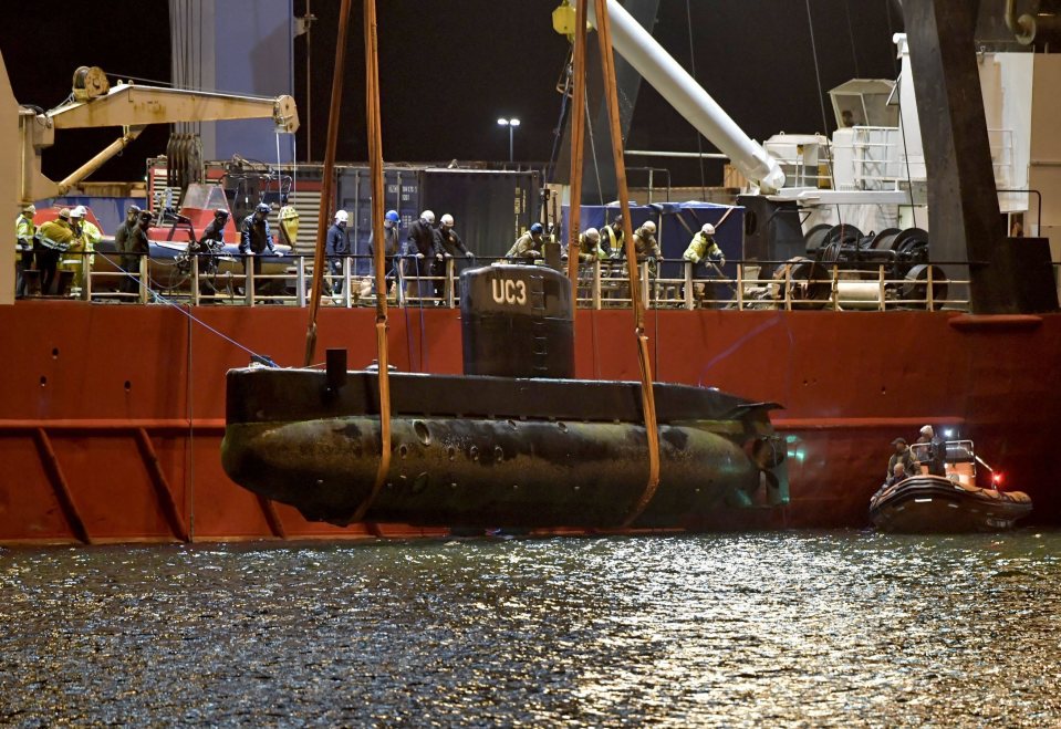 Peter Madsens ubåt UC3 Nautilus bärgas ur vattnet.