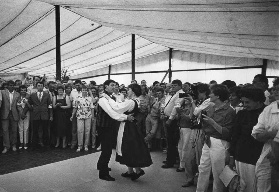 Paavo Väyrynen ja Tytti Isohookana-Asunmaa tanhuavat Keskustan puoluekokouksessa kesäkuussa 1986.