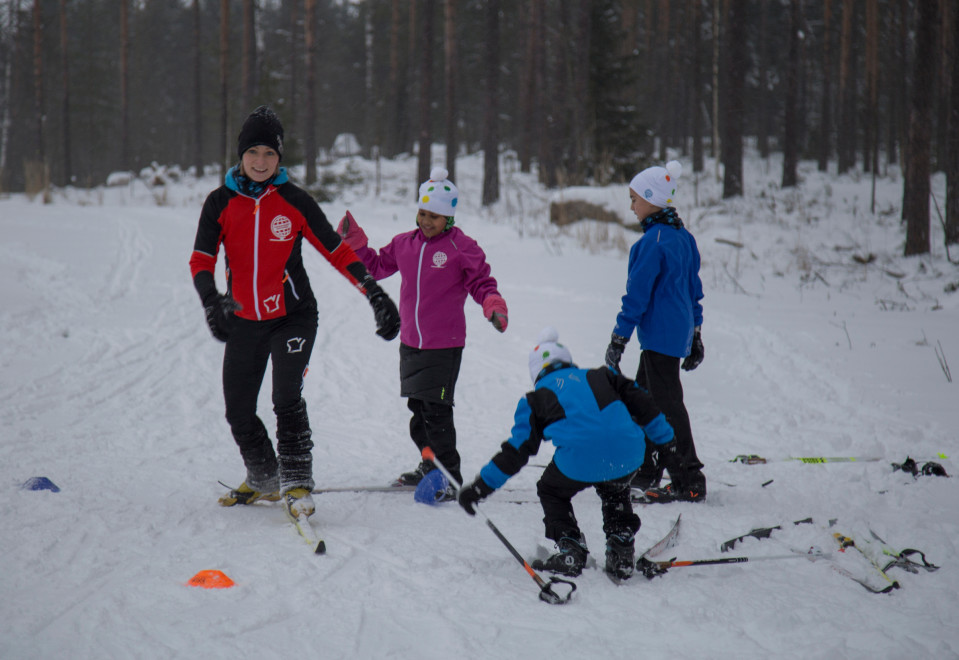 hiihtokoululaisia paloheinässä