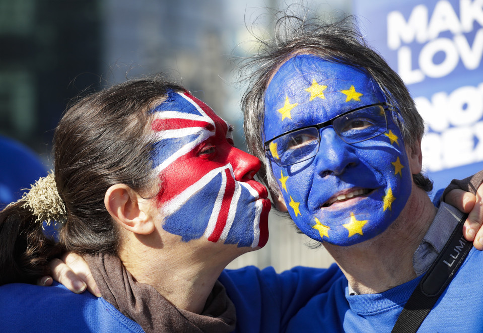 Mielenosoittajia EU-komission rakennuksen edustalla Brysselissä 21. maaliskuuta.