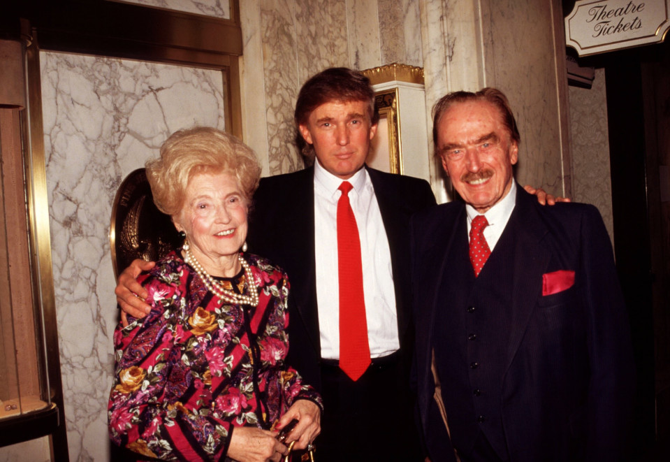 Kuvassa on Donald Trump vanhempiensa Maryn ja Fredin kanssa
