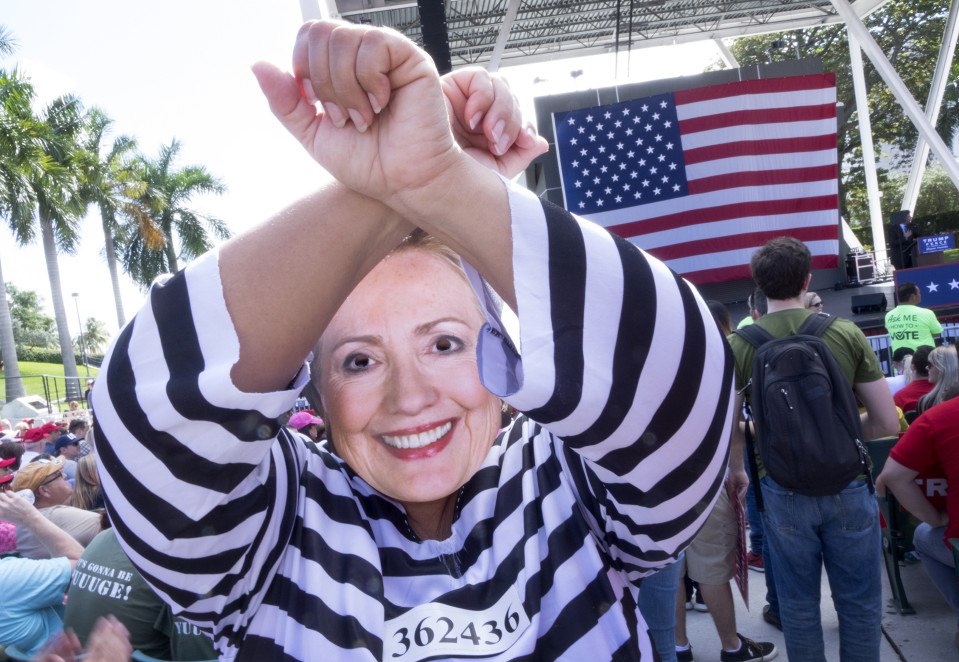 Trumpin kannattaja puheutuneena vangituksi Hillary Clintoniksi Trumpin vaalitilaisuudessa Miamissa marraskuussa 2016.