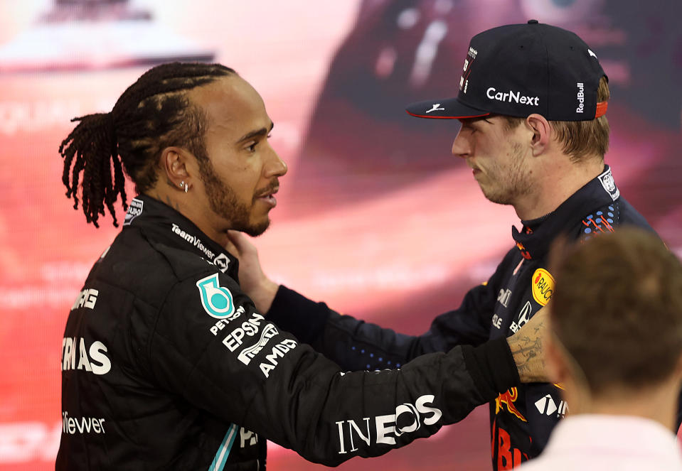 Tunteikas, värikäs, dramaattinen F1-kausi on ohi. Max Verstappen (oik.) saa onnittelut Lewis Hamiltonilta.