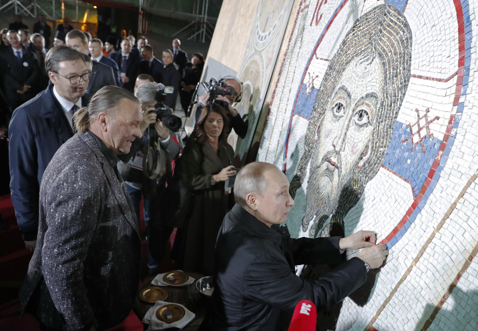 Vladimir Putin viimeistelee uskonnollisen mosaikkiteoksen.