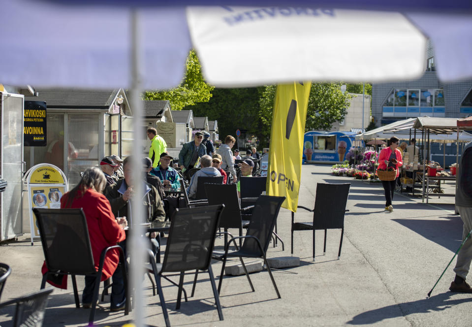 Lappeenrannan kauppatorilla ihmiset istuvat kahvilla.