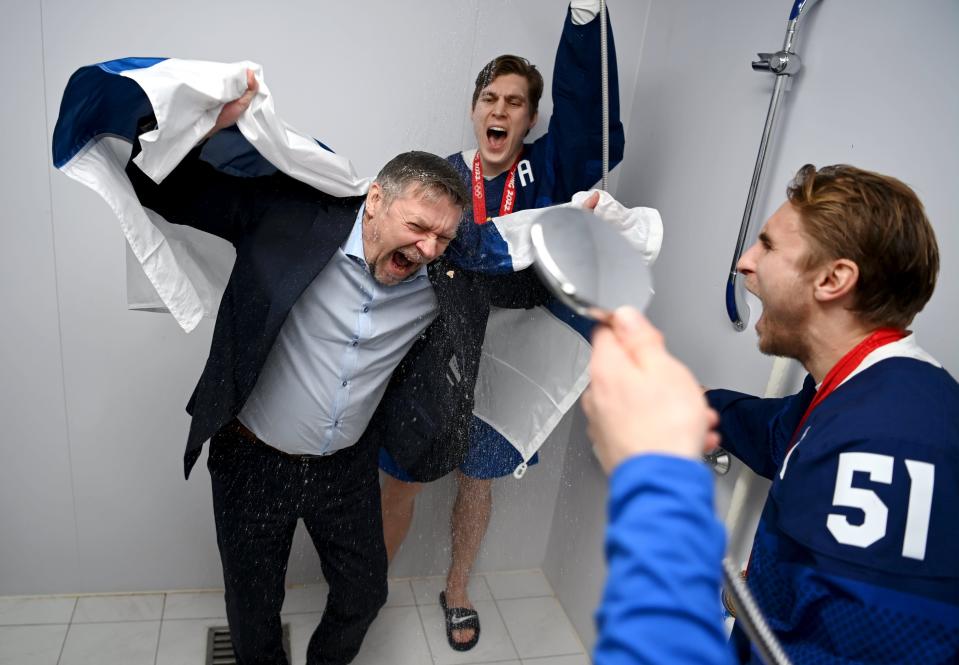 Valtteri Filppula suihkuttaa Jukka Jalosta.