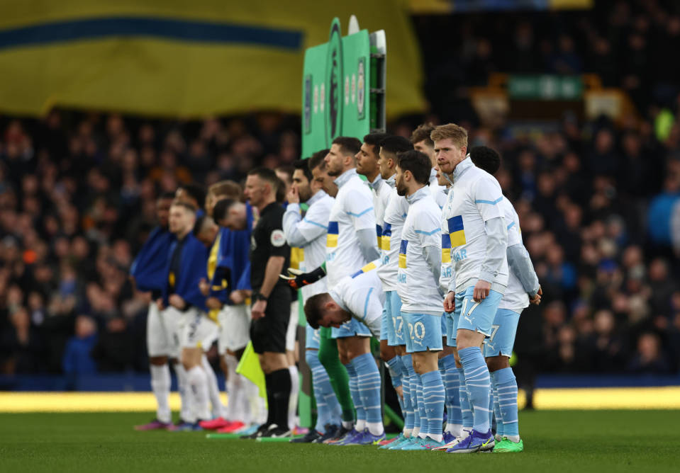Manchester Cityn ja Evertonin pelaajat osoittivat tukensa Ukrainalle.