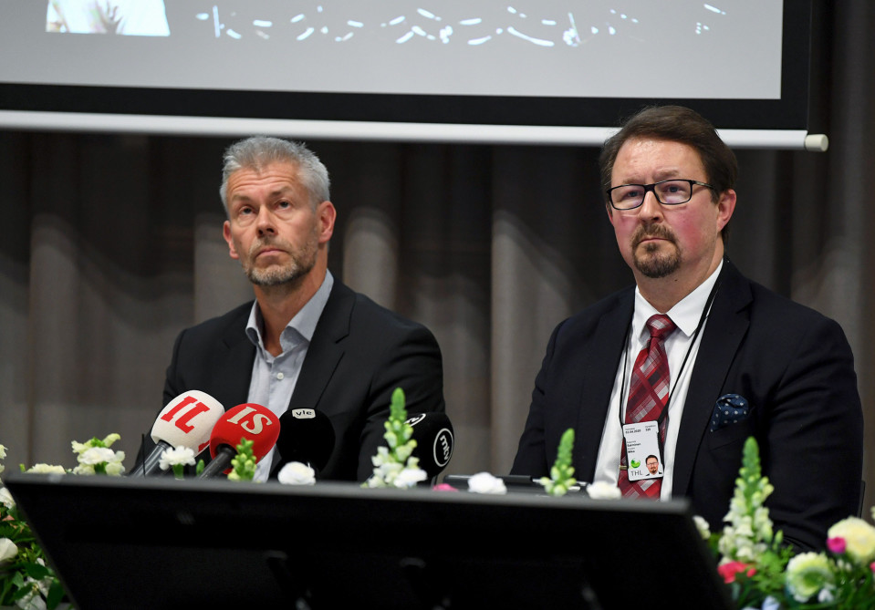 Taneli Puumalainen ja Mika Salminen THL:stä tiedotustilaisuudessa keskiviikkona.