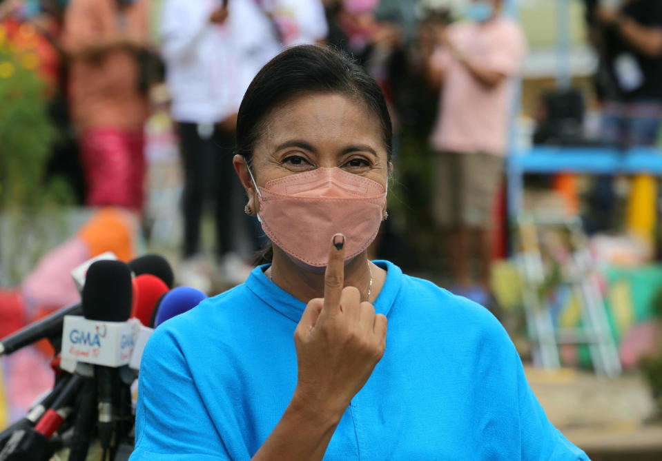 Leni Robredo näyttää musteen tahrimaa sormeaan äänestyspaikalla.