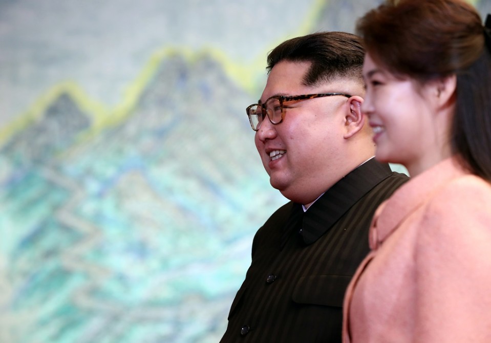 Pohjois-Korean johtaja Kim Jong-un ja hänen vaimonsa Ri Sol-ju perjantain huippukokouksessa. Etualalla Ri Sol-ju.