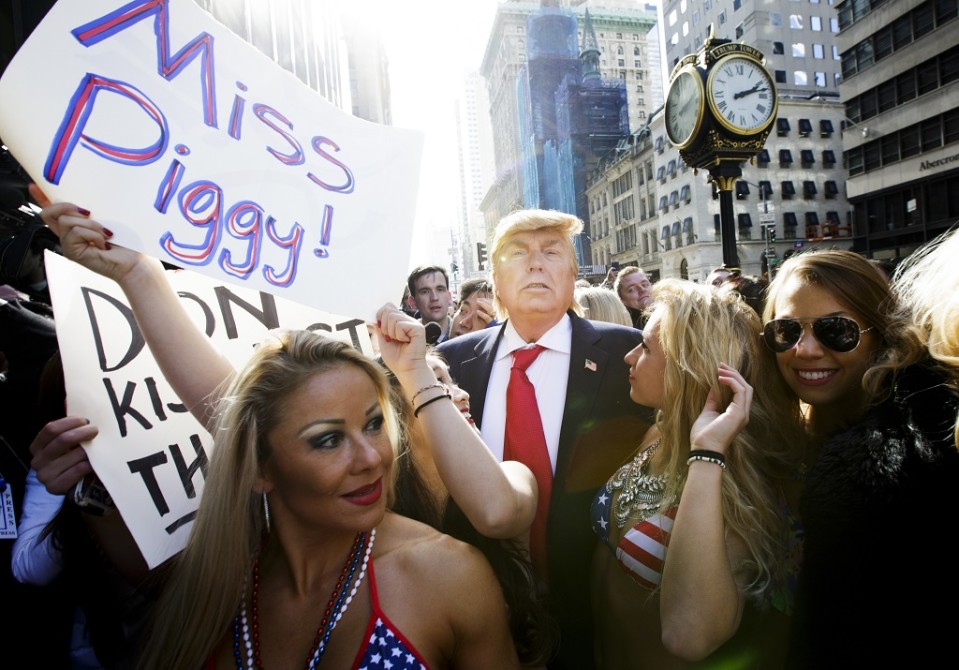 Donald Trumpin imitoija osallistui performanssiin Trump Towerin edustalla New Yorkissa