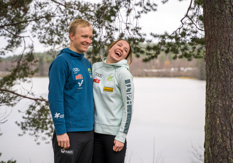 En man och en kvinna poserar.