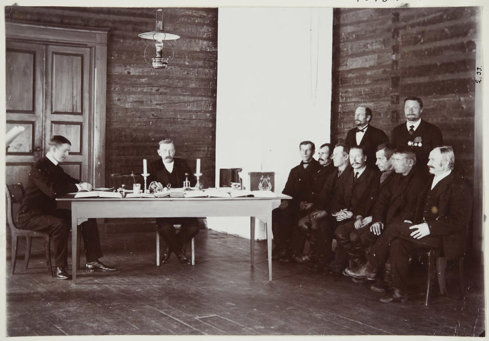 Juukan Käräjäoikeuden lautamiehet istuvat käräjiä vuonna 1907.