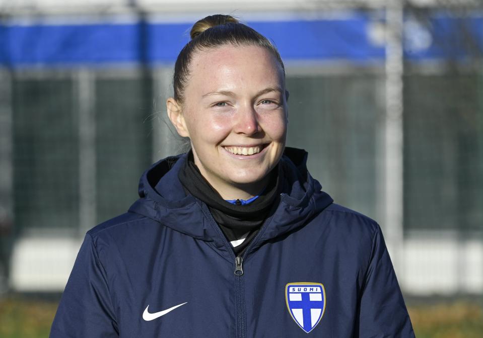 Jalkapalloilija Sanni Franssi hymyilee kameralle.