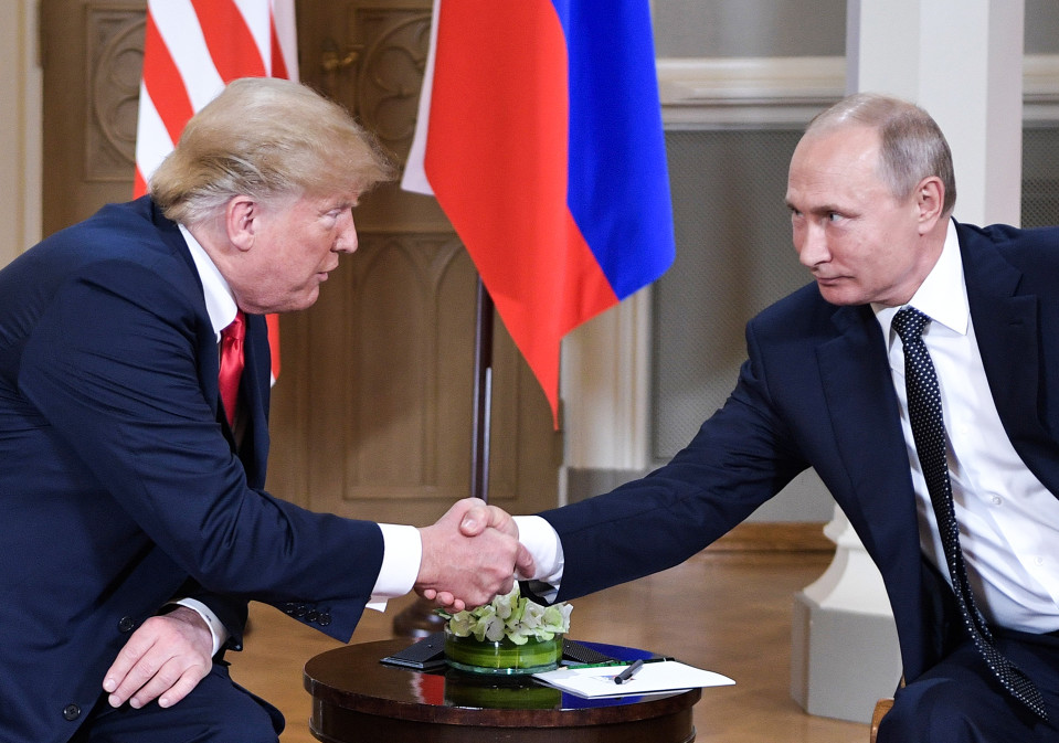 Donald Trump ja Vladimir Putin kättelevät