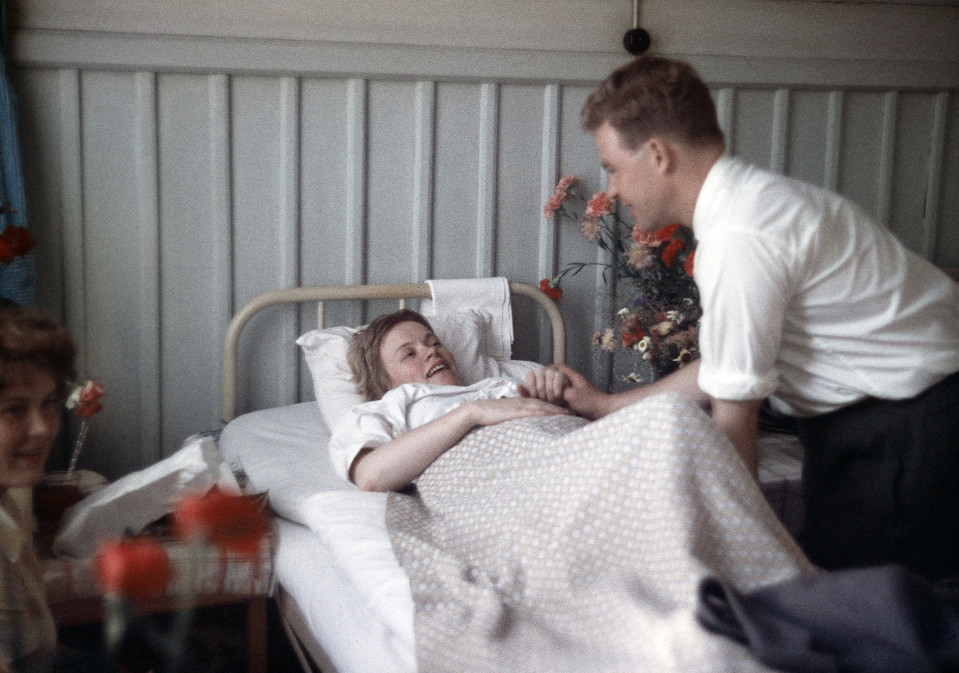Tuoreet vanhemmat vanhalla Kätilöopistolla vuonna 1959.