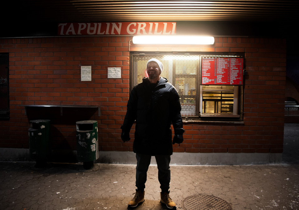 Jere Karalahti seisoo grillin edessä Tapulikaupungissa.