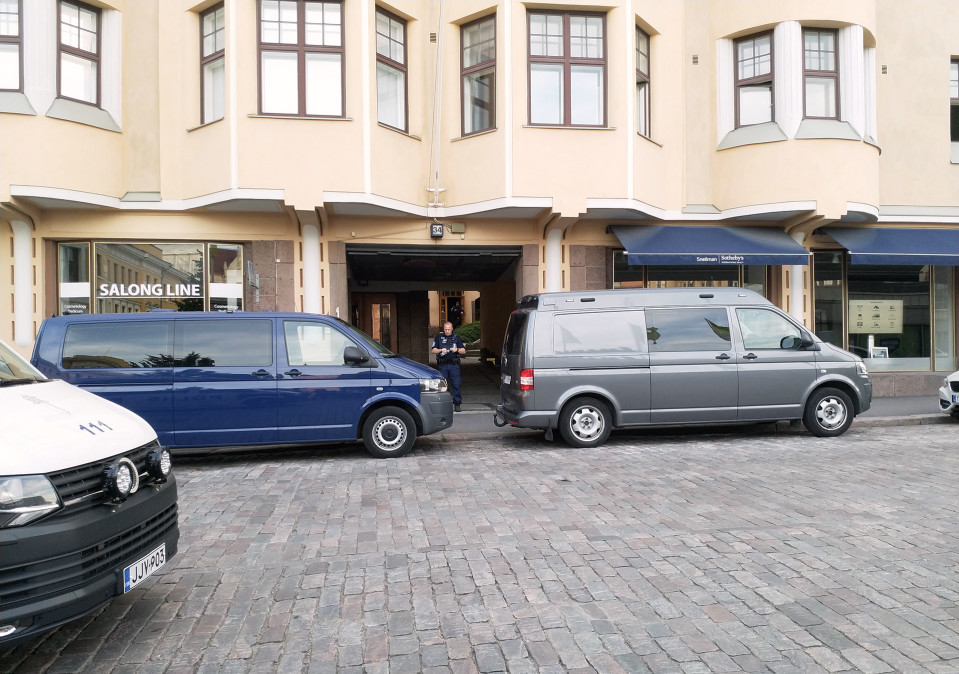 Poliisiautoja kerrostalon edustalla Kasarmitorilla Helsingissä.