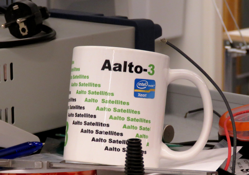Aalto-3-muki laboratorion pöydällä.