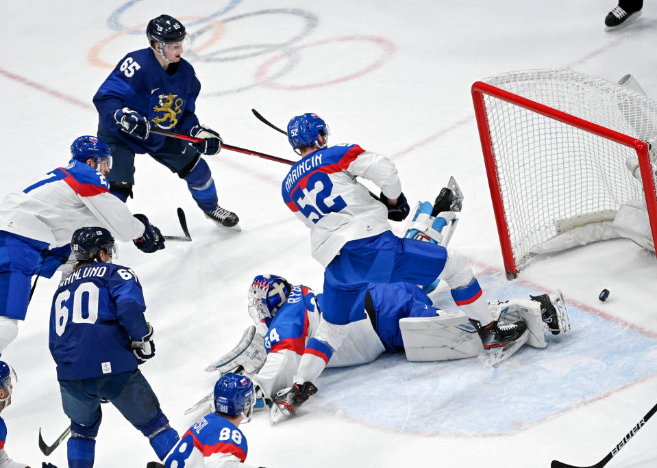 Sakari Manninen tekee maalin Slovakiaa vastaan olympialaisten välierässä.