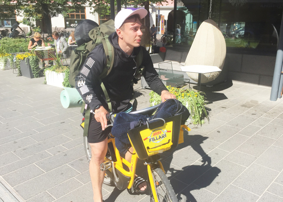 Xavier Hilden on pyörävaelluksellaan kerännyt roskia muun muassa Qstockin jälijltä Kuusisaaresta.