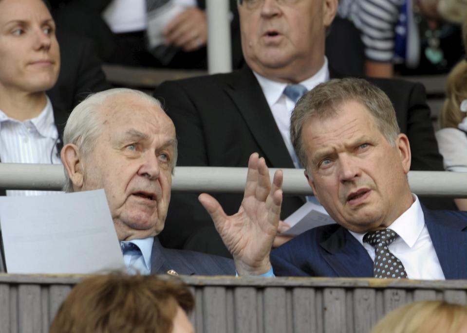 Jukka Uunila (vas.) keskusteli presidentti Sauli Niinistön kanssa jalkapallo-ottelussa Suomi–Valko-Venäjä kesällä 2013.