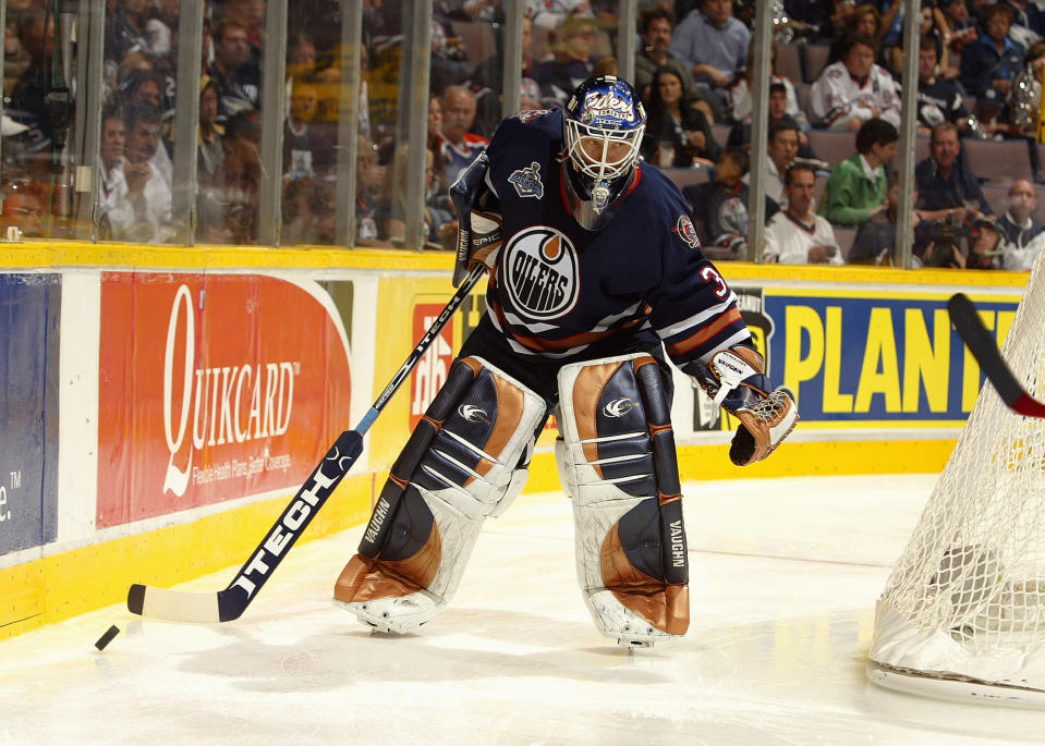 Maalivahti Jussi Markkanen luistelee maalin takana Edmontonin peliasussa vuonna 2006.