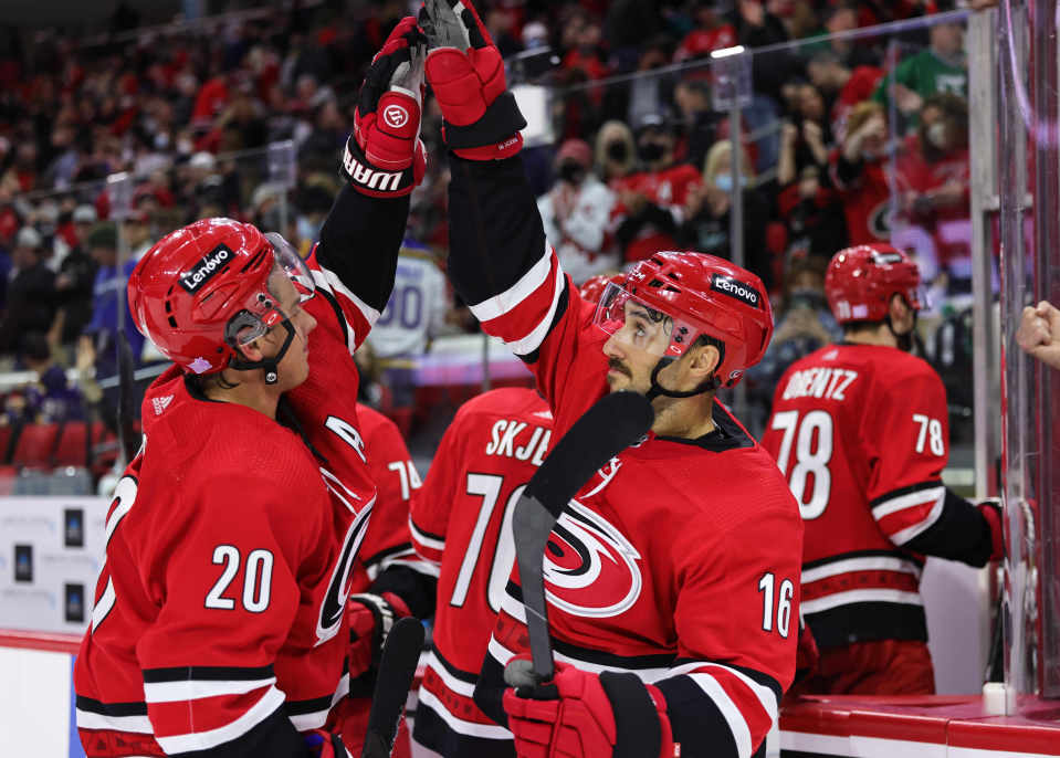 Sebastian Aho juhlii maalia.