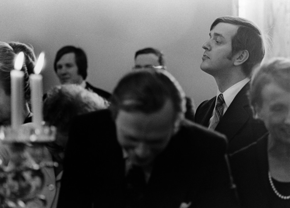 Valtiopäivien avajaiset 1976. Kahvitilaisuus, ministeri Paavo Väyrynen kurottelee toisten yli.