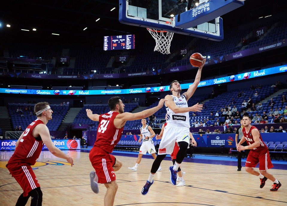 Slovenian Goran Dragic ajaa Puolaa vastaan.