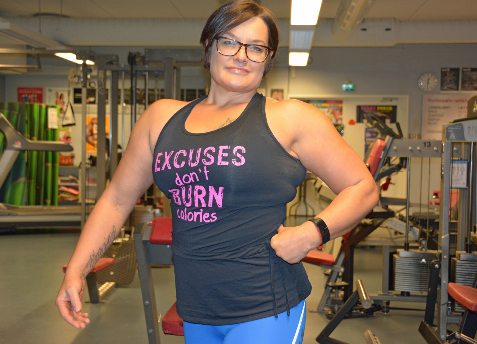 Christel Viitanen fitness-poseerausasennossa.