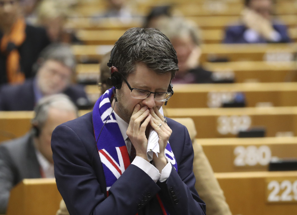 Itkuaan pidättelevä Britannian labour-puolueen europarlamentaarikko Rory Palmer.