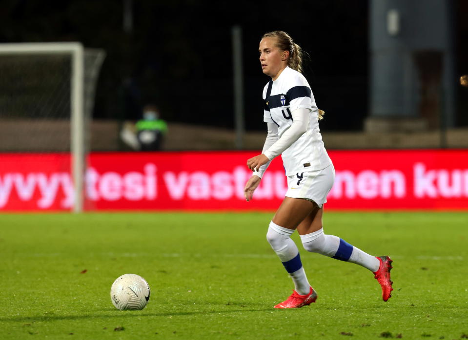 Helmarien Ria Öling Slovakiaa vastaan MM-karsintaottelussa syksyllä 2021.