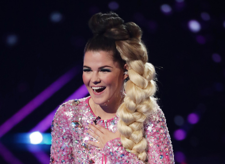 Saara Aalto kuvattuna esityksensä jälkeen X-Factor Live -finaaleissa 22. lokakuuta.