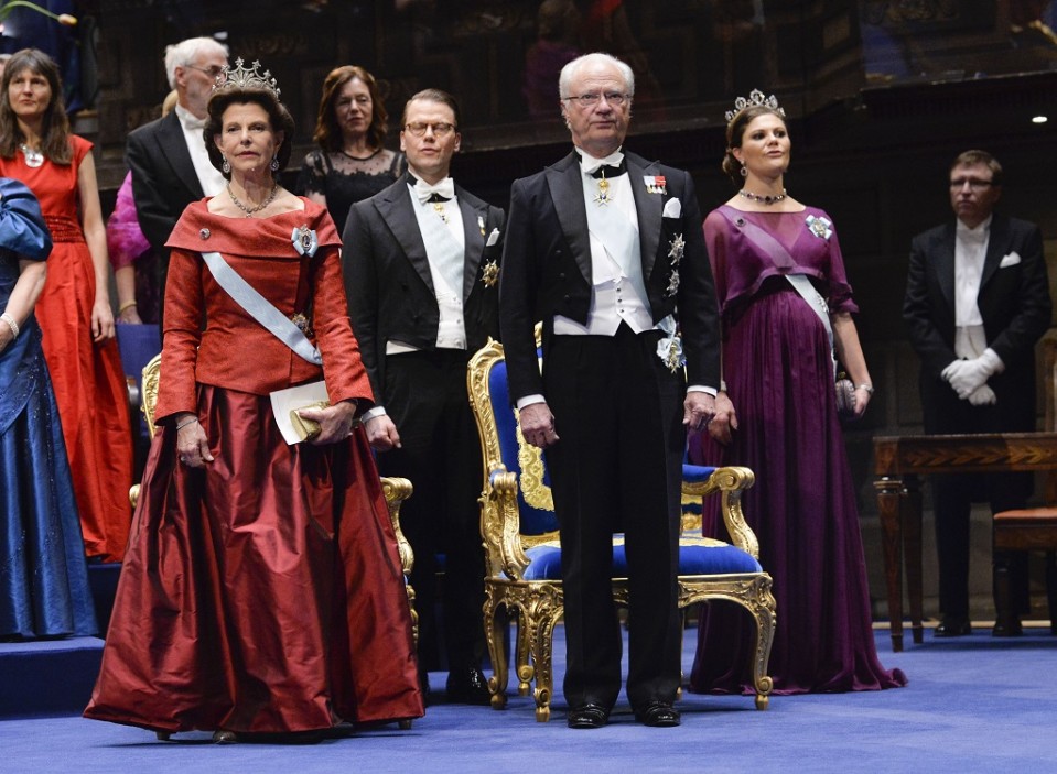 Ruotsin kuningasperhe Nobel-juhlissa joulukuussa 2015.