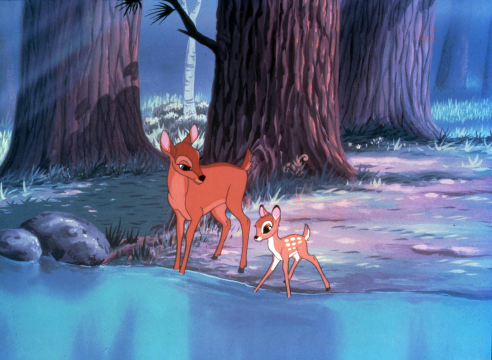 Kohtaus animaatioelokuvasta Bambi, jossa Bambi ja hänen äitinsä ovat lammen rannalla.